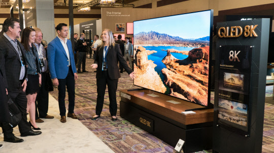 21일(현지시간) 미국 텍사스주 오스틴시에 있는 페어몬트 호텔에서 삼성전자 직원이 미국 주요 거래선들에게 삼성 QLED 8K를 소개하고 있다. <삼성전자 제공>